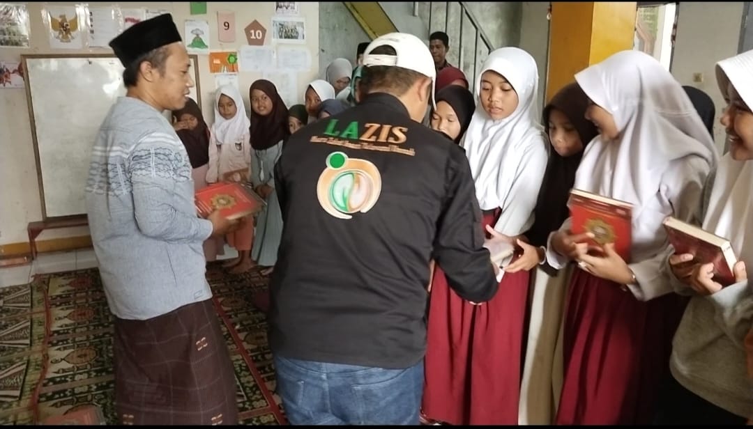 LAZIS MTU Salurkan Wakaf Mushaf Al-Qur’an ke Madrasah Darul Ikhsan Bayongbong