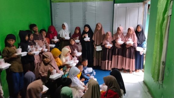 “Tebar Kepedulian di Bulan Ramadan: LAZIS MTU Salurkan 45 Paket Takjil & Iftar untuk Anak Anak Yatim”